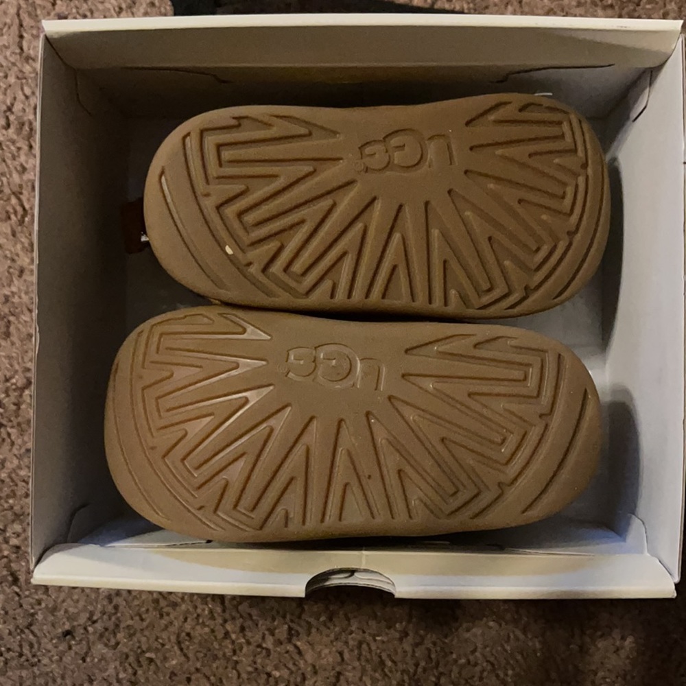 Kids Ugg’s boots - Picture 3 of 8